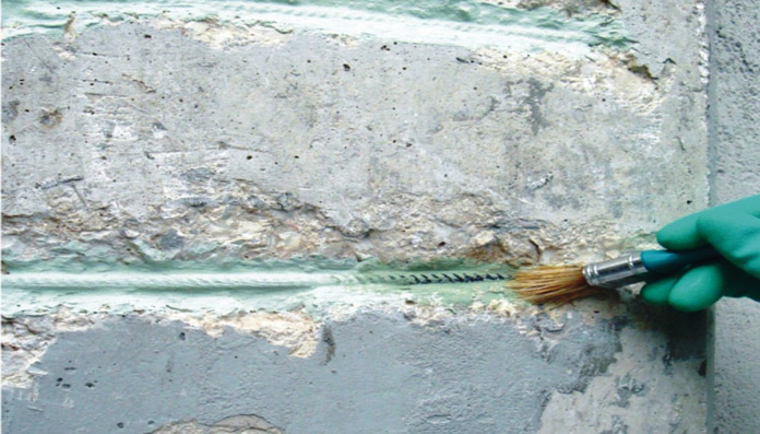 applicazione adesivo cementizio