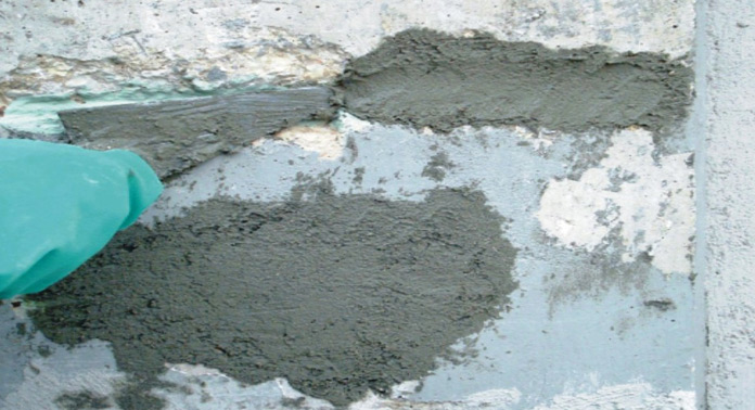 applicazione adesivo cementizio