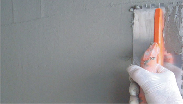 applicazione adesivo cementizio